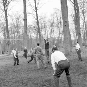 846720 Afbeelding van een potje volleybal tijdens de cursus kadervorming van de afdeling Pz6 van de N.S. in de Ernst ...